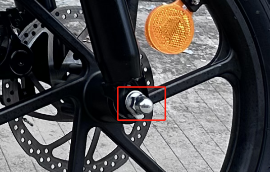 Front wheel fixing assembly (with shaft, fixing screws and gaskets) For U4