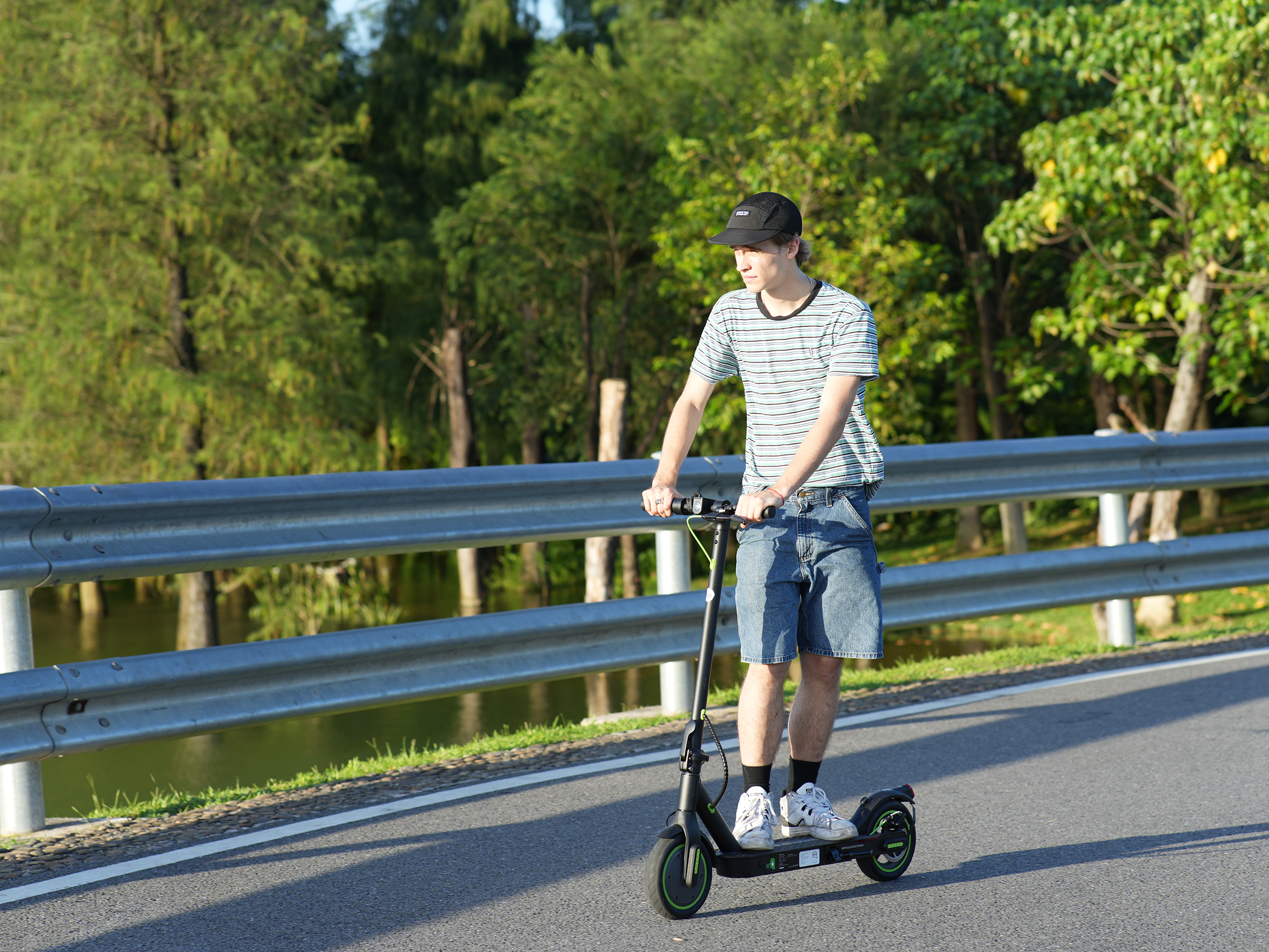 Hill-Commuting Scooter vs Standard Scooter: What Changes for First-Time Riders?