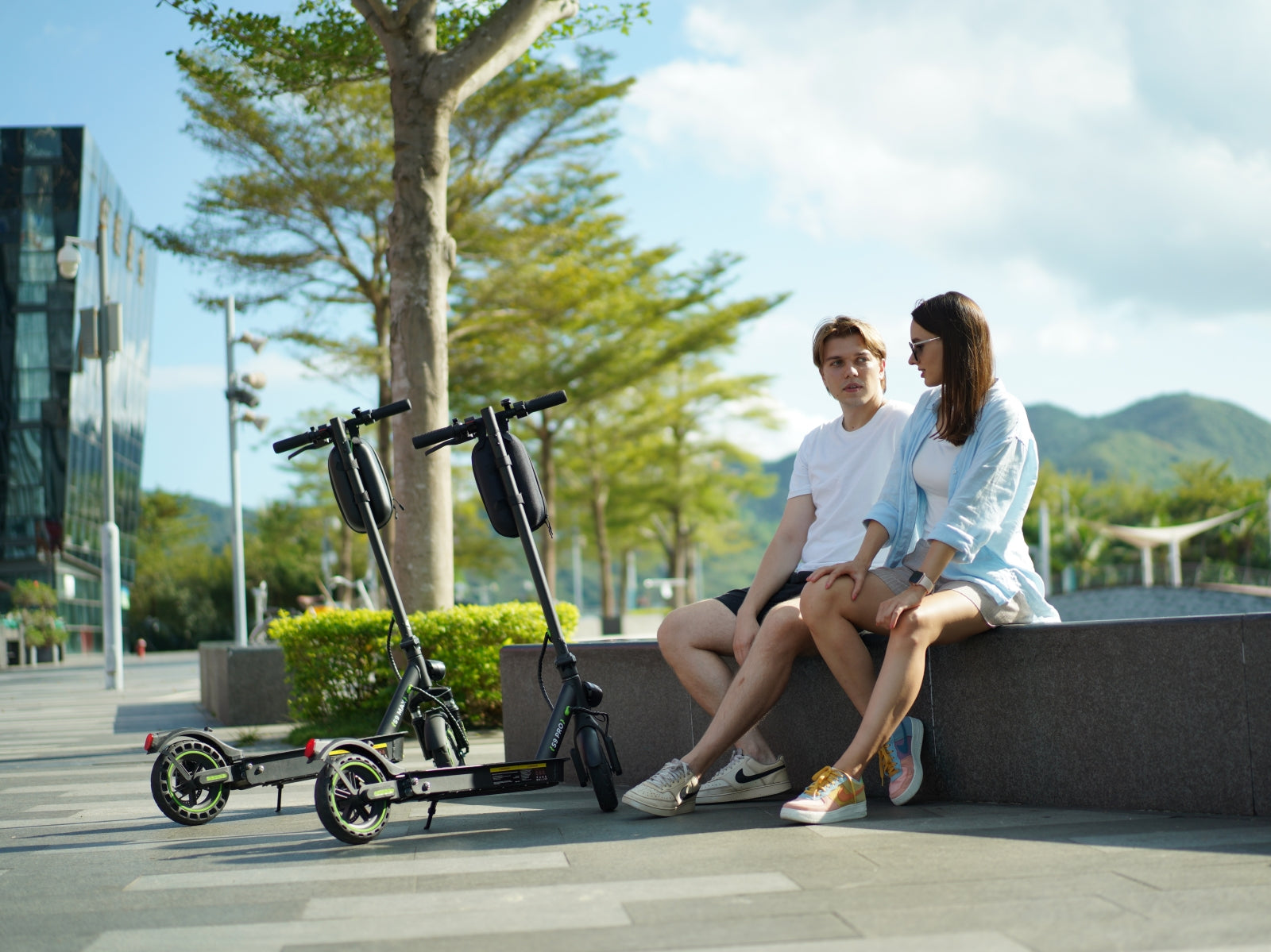 E-Scooters vs. E-Skateboards: Which is Right for You?