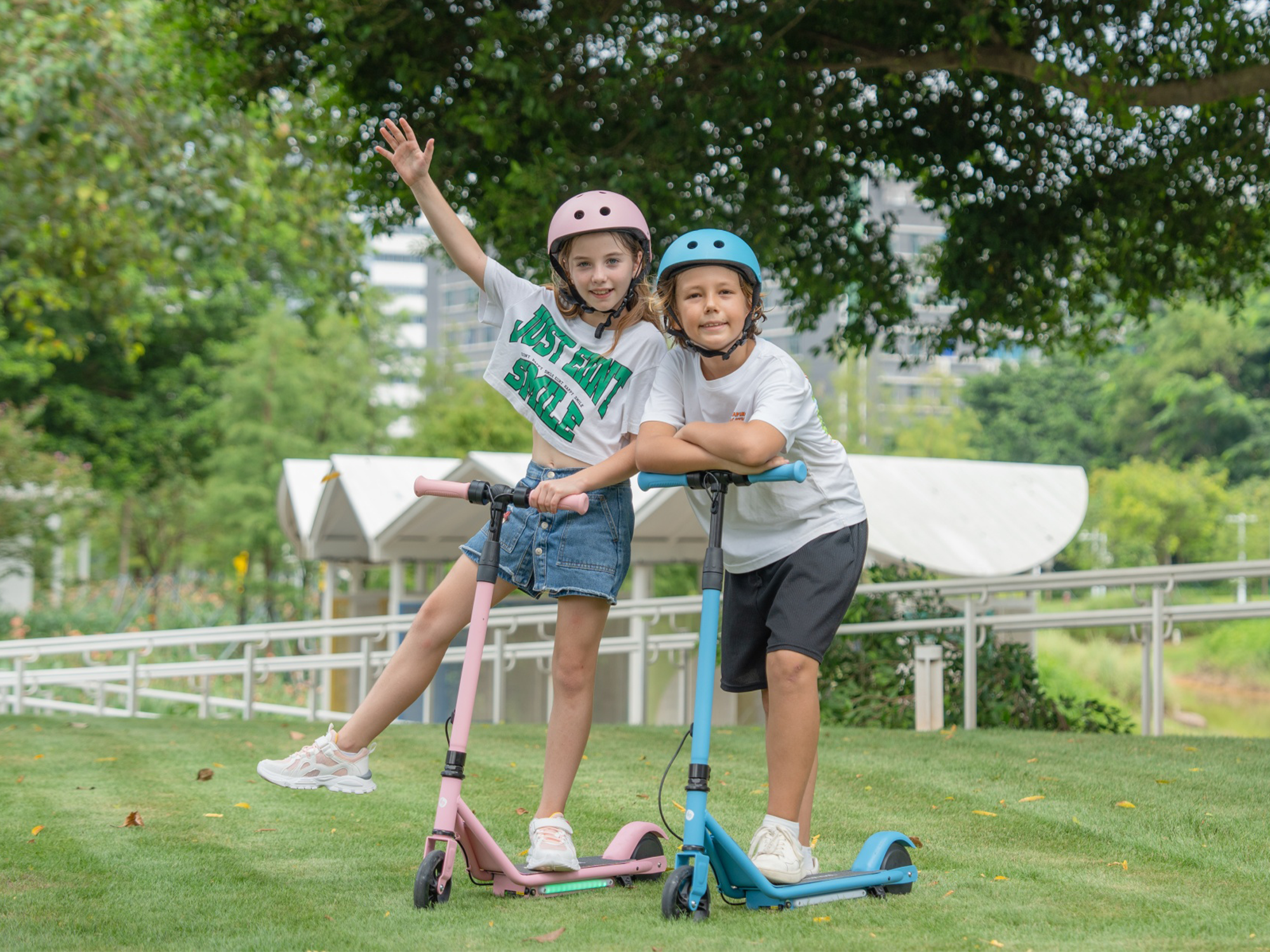 isinwheel S2 Electric Scooter for Kids Ages 6-14