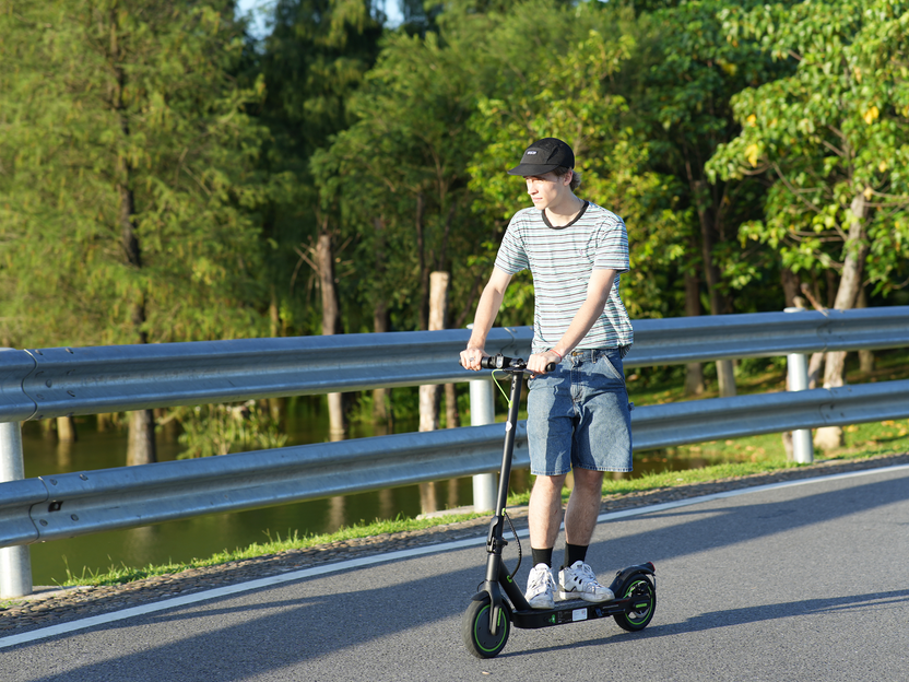 isinwheel S9 Pro Pneumatic Tire Electric Scooter